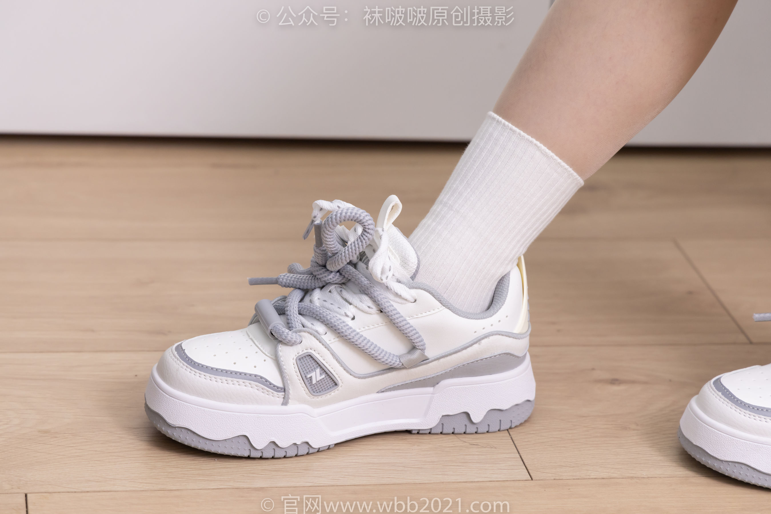 BoBoSocks袜啵啵 No.368 甜甜圈 -运动鞋、白棉袜、油亮肉丝