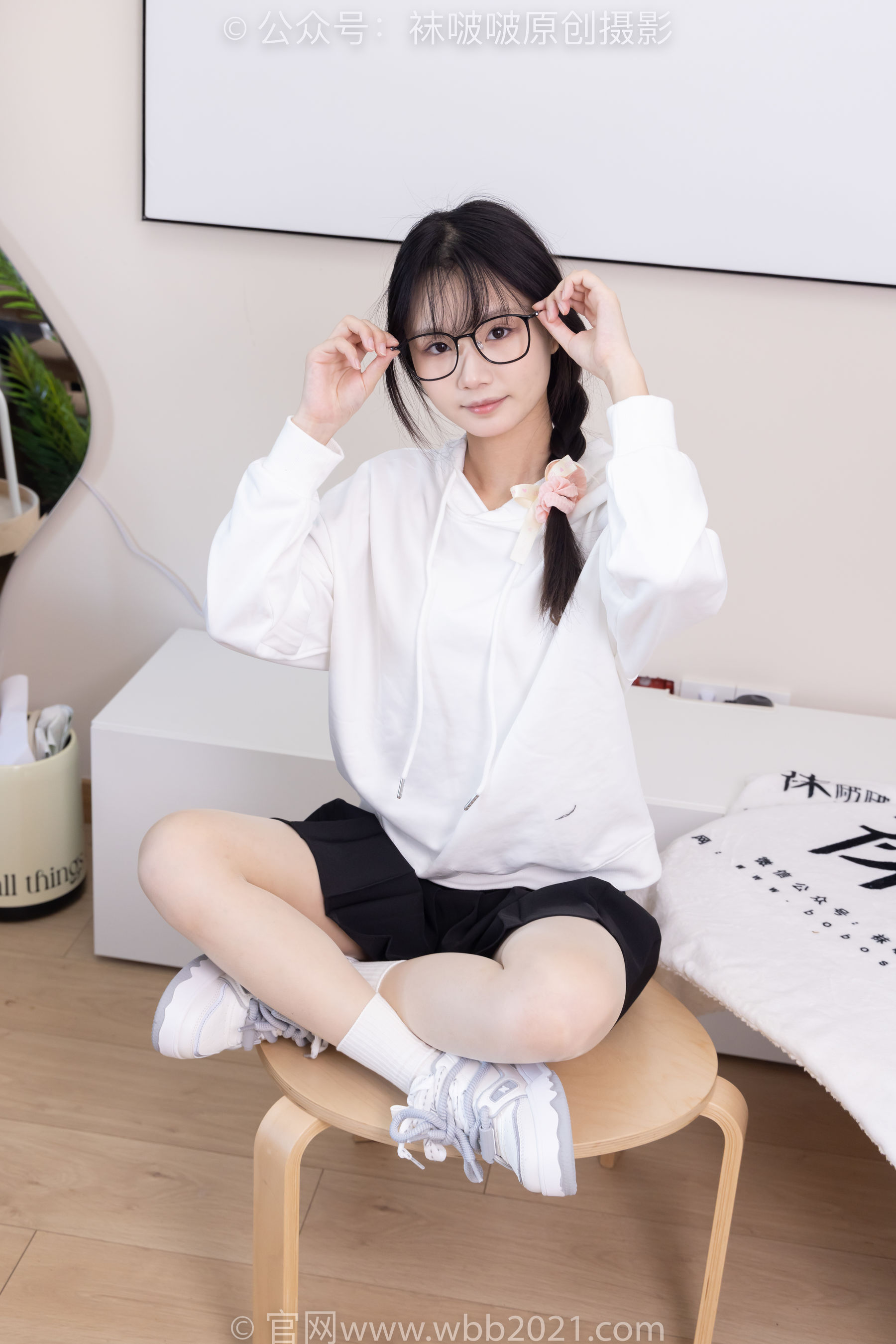 BoBoSocks袜啵啵 No.368 甜甜圈 -运动鞋、白棉袜、油亮肉丝
