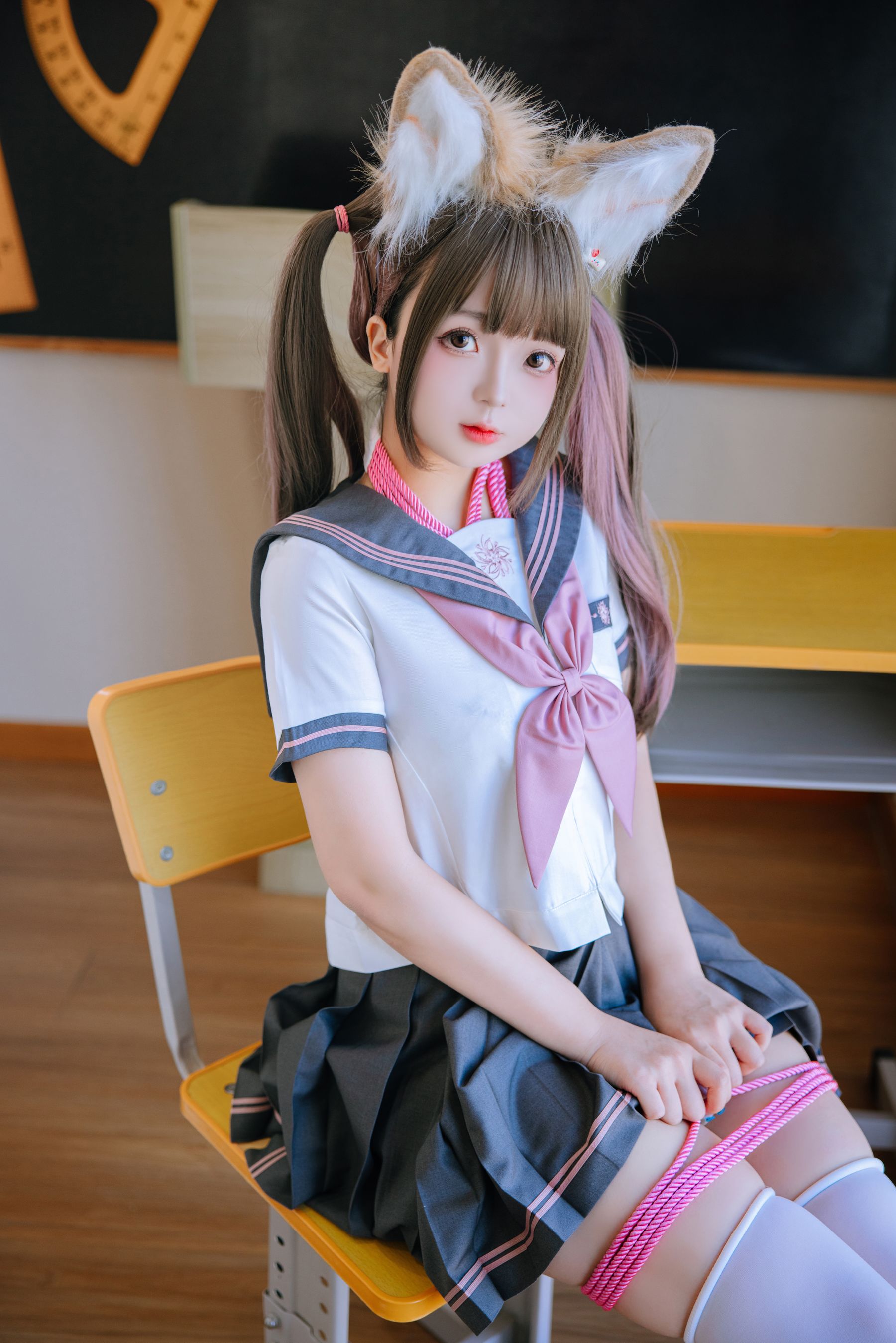 Cosplay 日奈娇 - 课桌捆绑