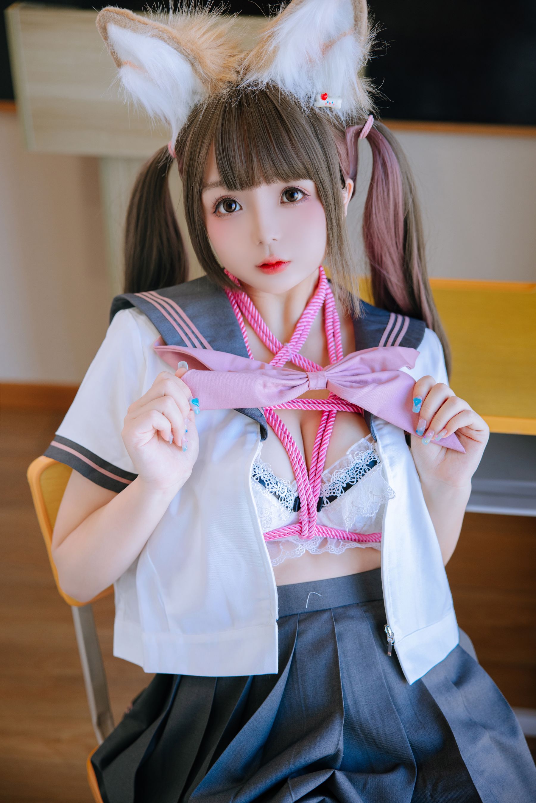 Cosplay 日奈娇 - 课桌捆绑