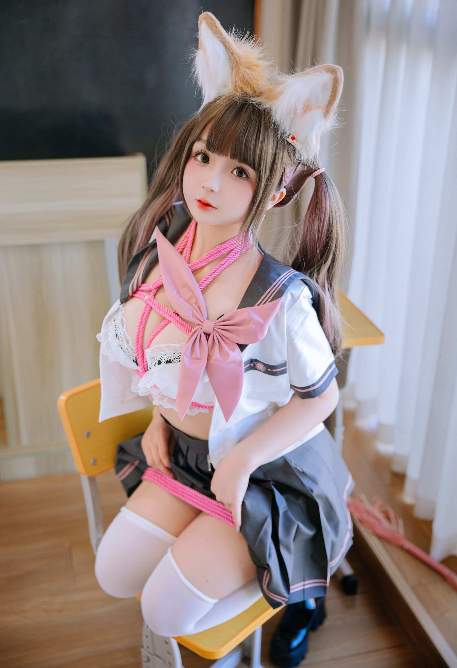 Cosplay 日奈娇 - 课桌捆绑