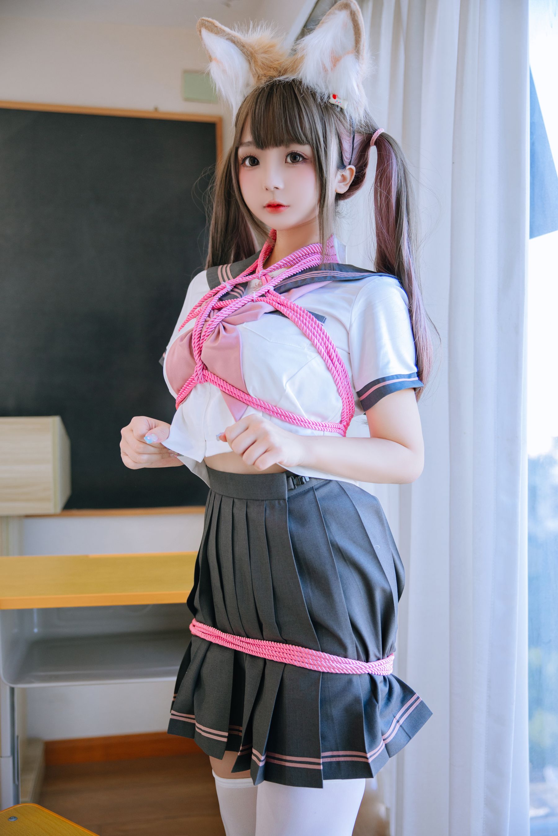 Cosplay 日奈娇 - 课桌捆绑