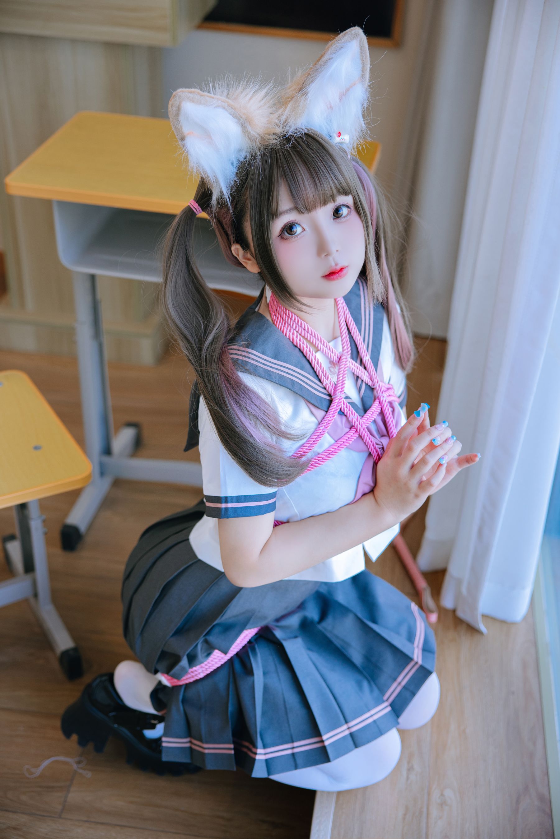 Cosplay 日奈娇 - 课桌捆绑