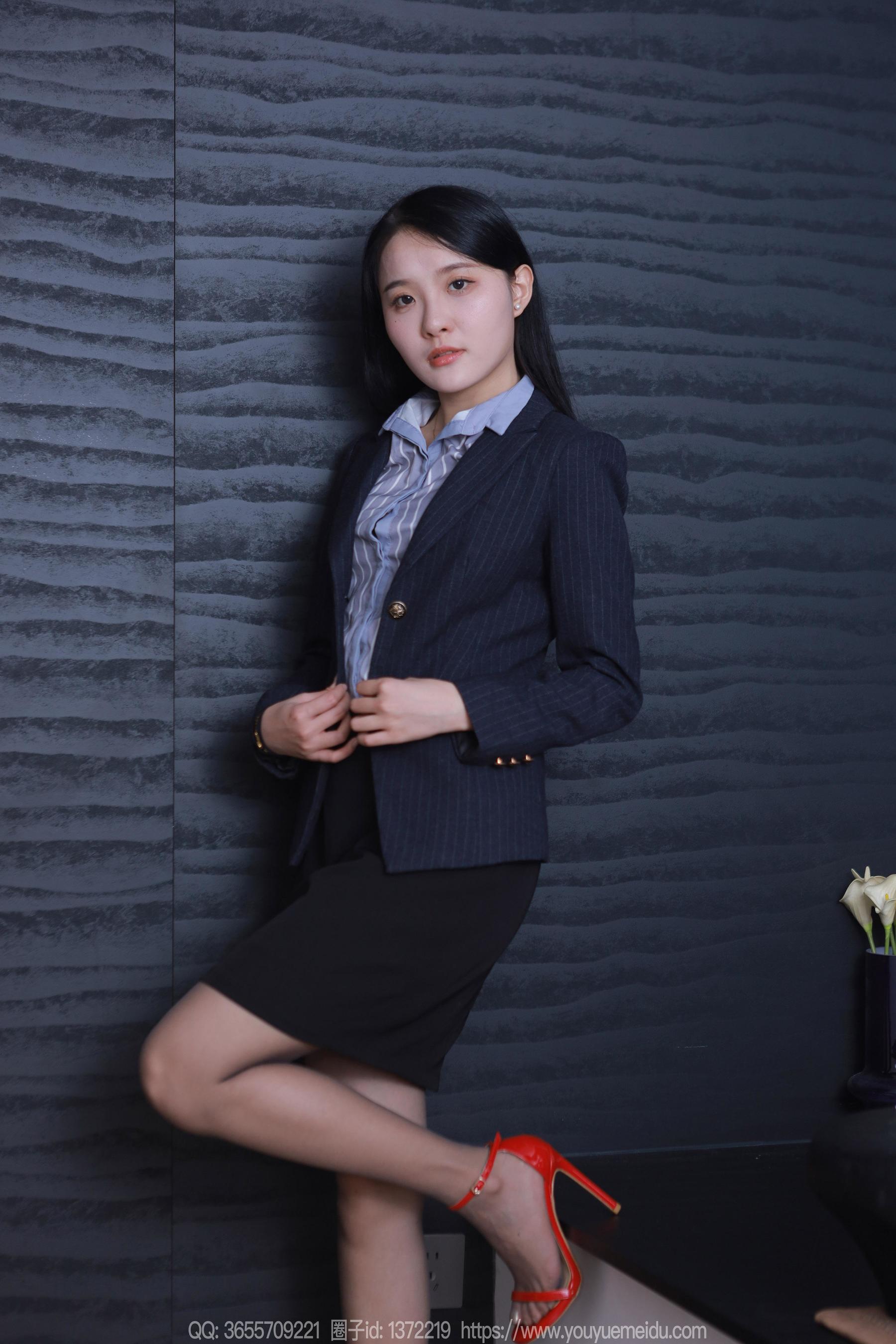 IESS异思趣向 - 模特： 婉萍 《黑丝秘书》