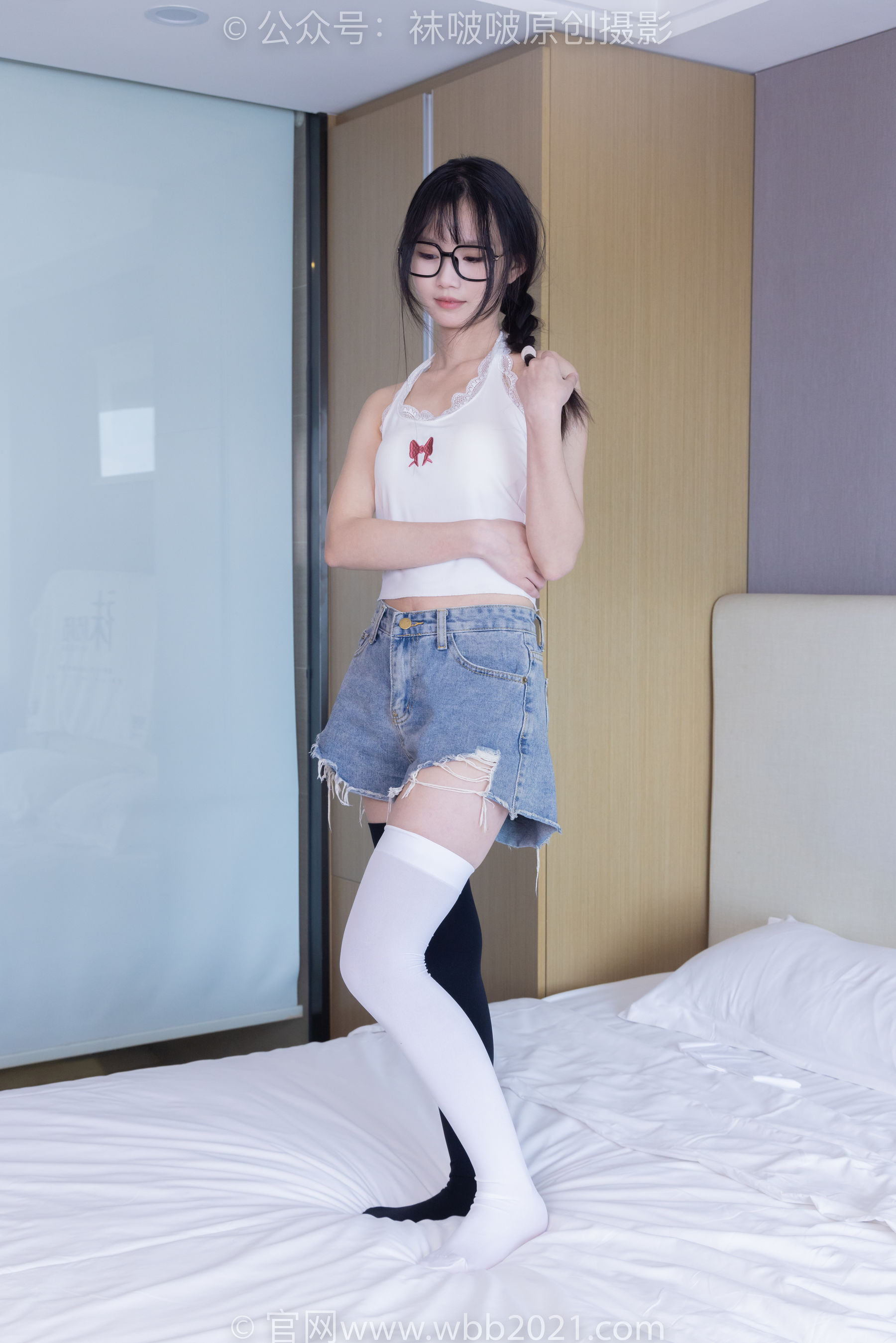 BoBoSocks袜啵啵 No.390 甜甜圈 -板鞋、厚黑丝大腿袜、厚白丝大腿袜