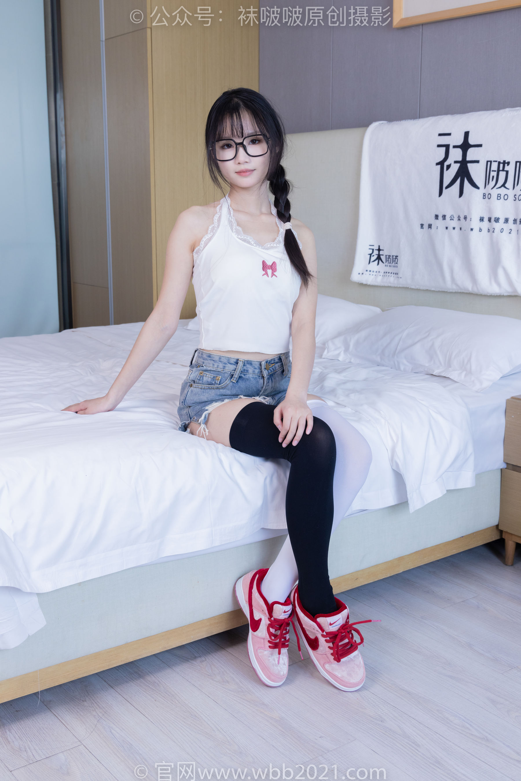 BoBoSocks袜啵啵 No.390 甜甜圈 -板鞋、厚黑丝大腿袜、厚白丝大腿袜