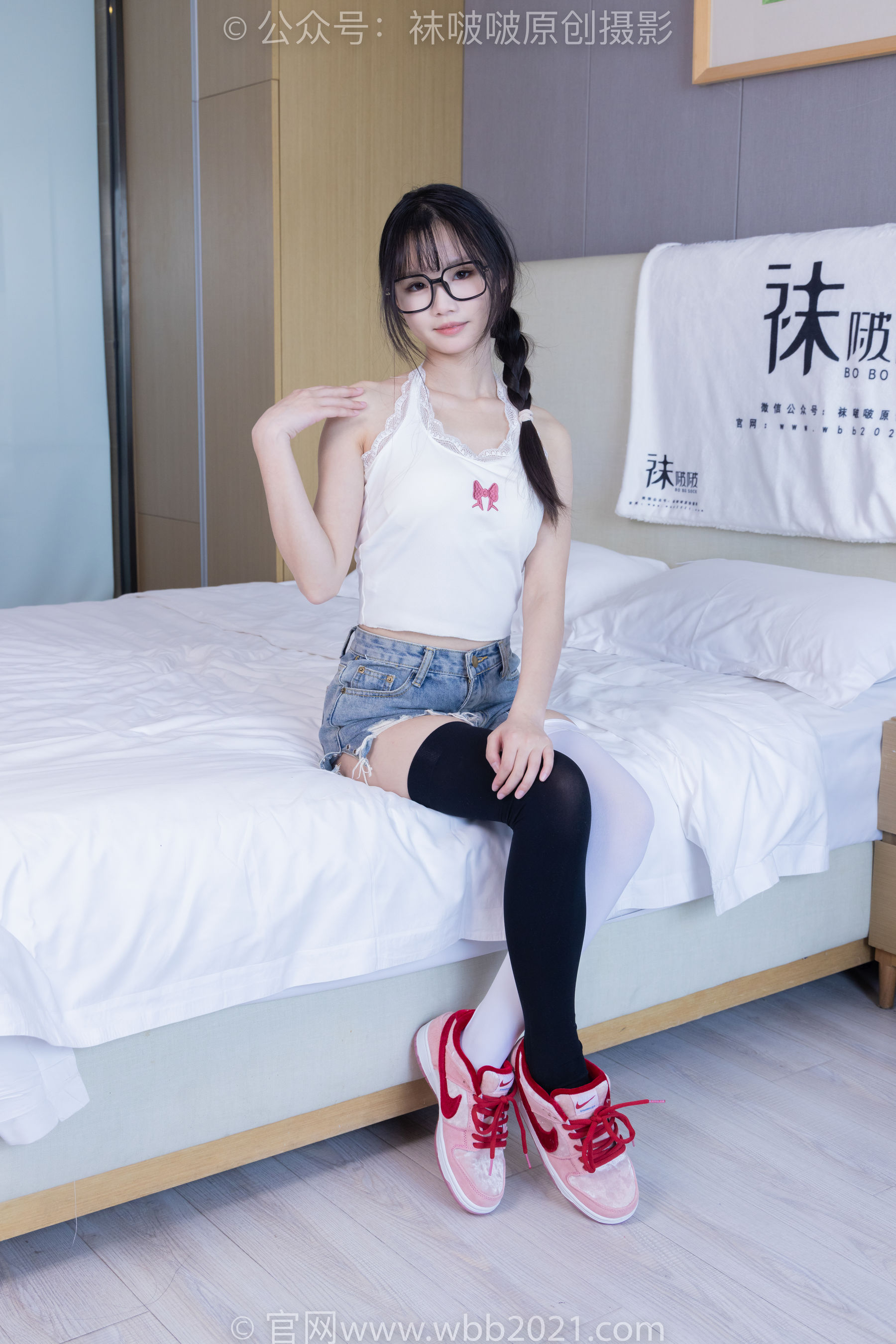BoBoSocks袜啵啵 No.390 甜甜圈 -板鞋、厚黑丝大腿袜、厚白丝大腿袜