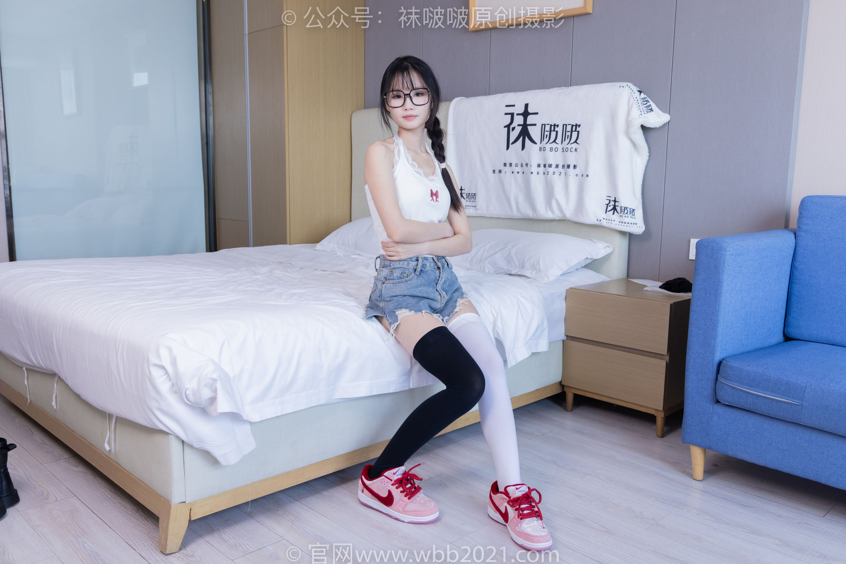 BoBoSocks袜啵啵 No.390 甜甜圈 -板鞋、厚黑丝大腿袜、厚白丝大腿袜