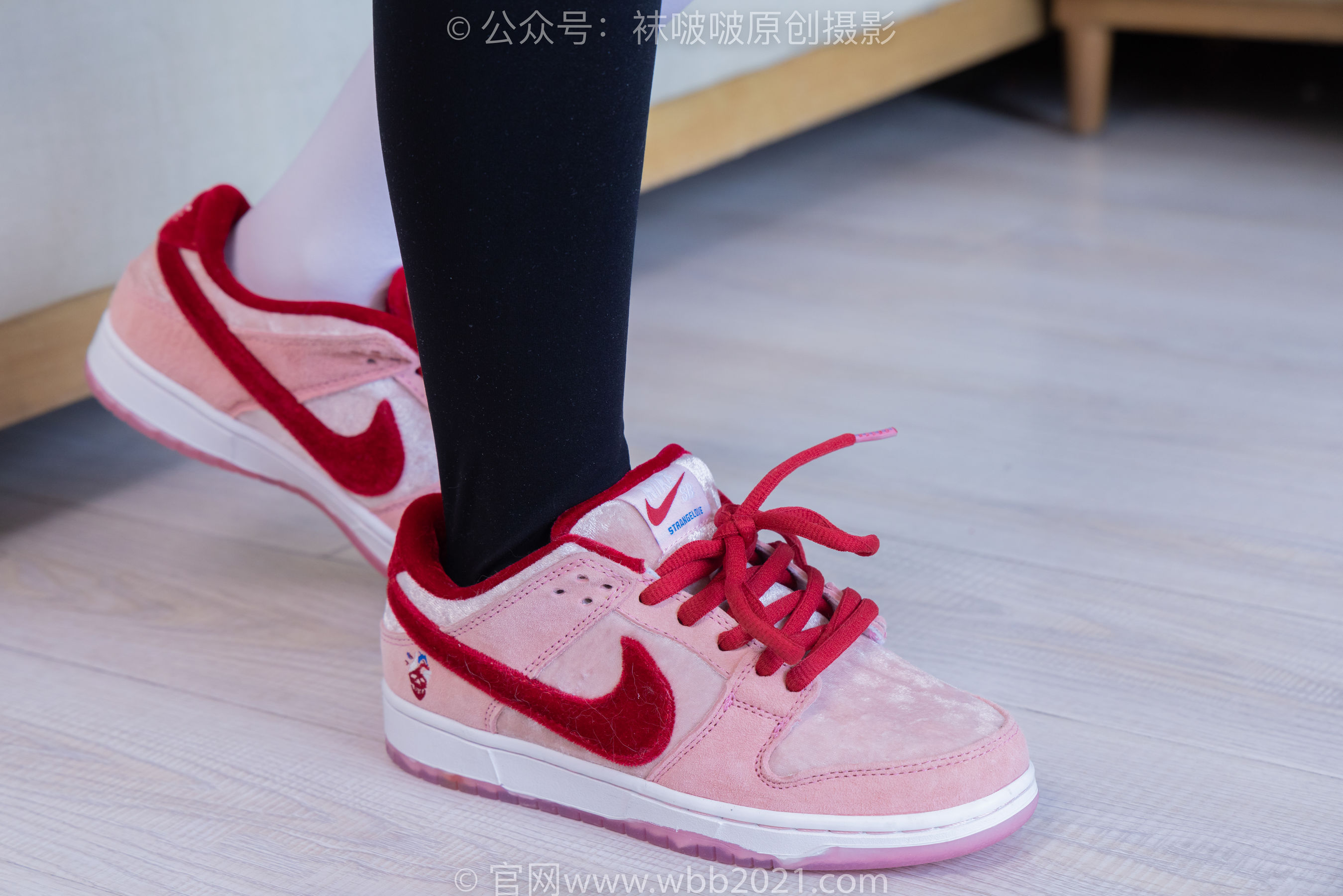 BoBoSocks袜啵啵 No.390 甜甜圈 -板鞋、厚黑丝大腿袜、厚白丝大腿袜