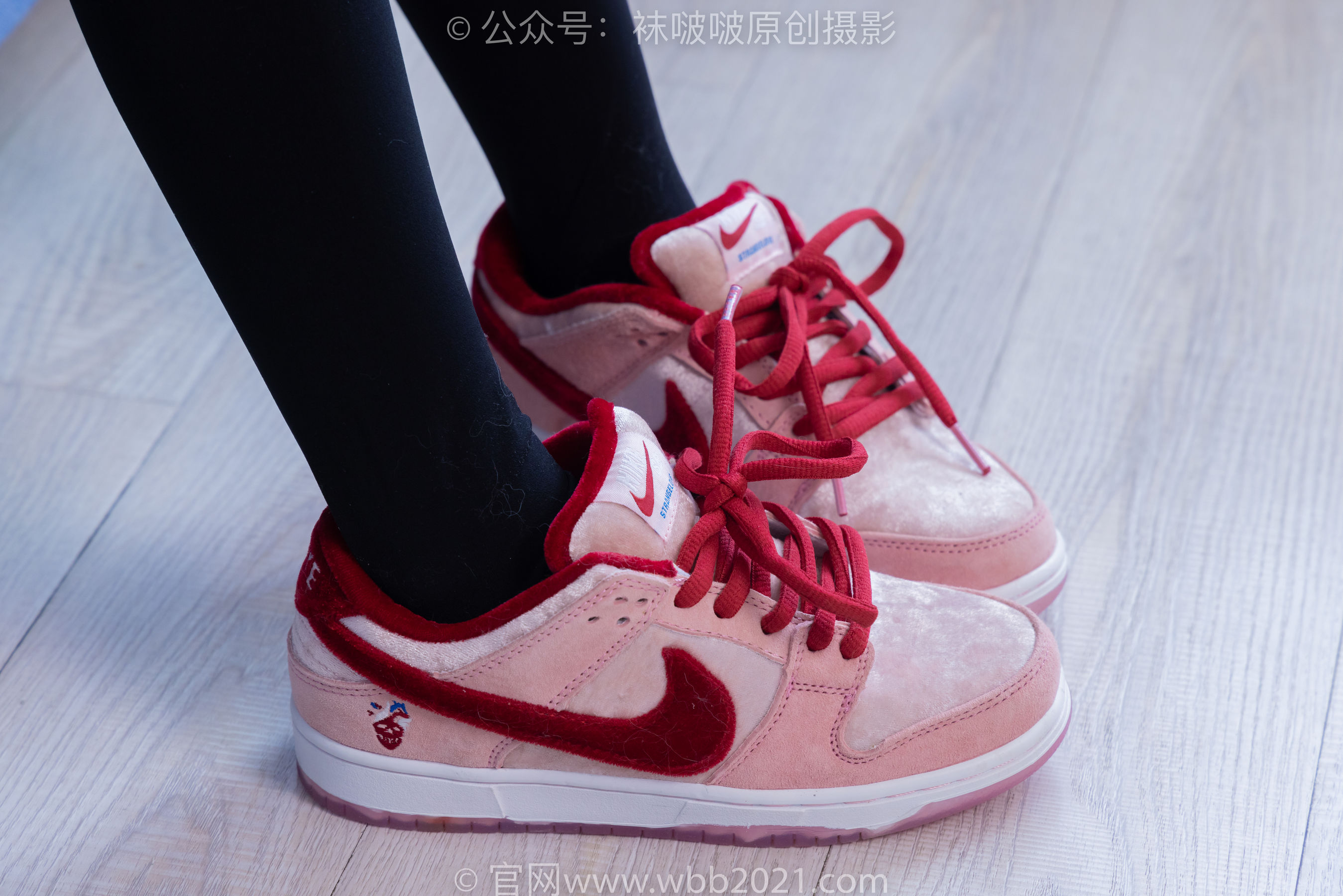 BoBoSocks袜啵啵 No.390 甜甜圈 -板鞋、厚黑丝大腿袜、厚白丝大腿袜