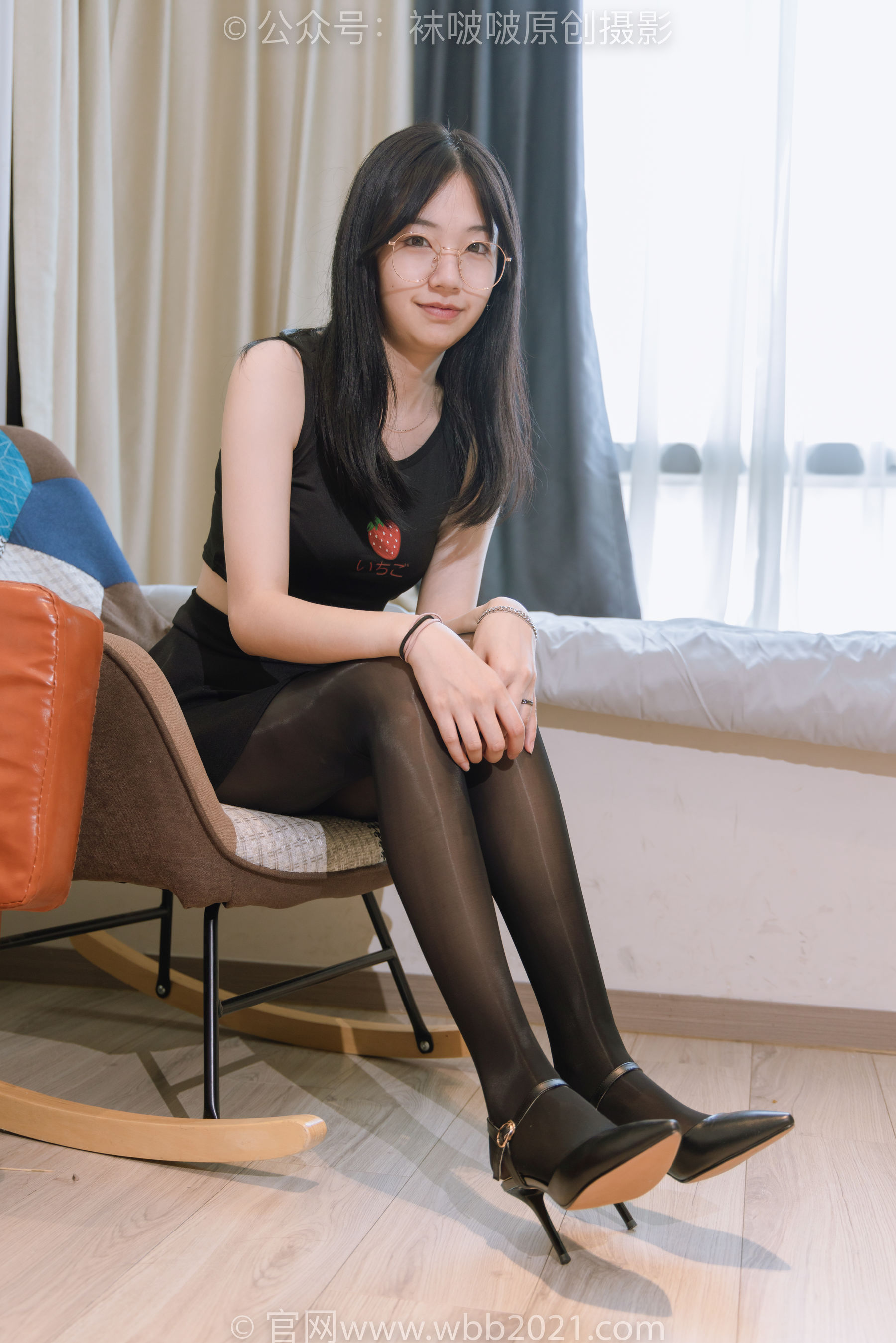 BoBoSocks袜啵啵 No.396 小甜豆 -两双高跟鞋、油亮黑丝、油亮蓝丝