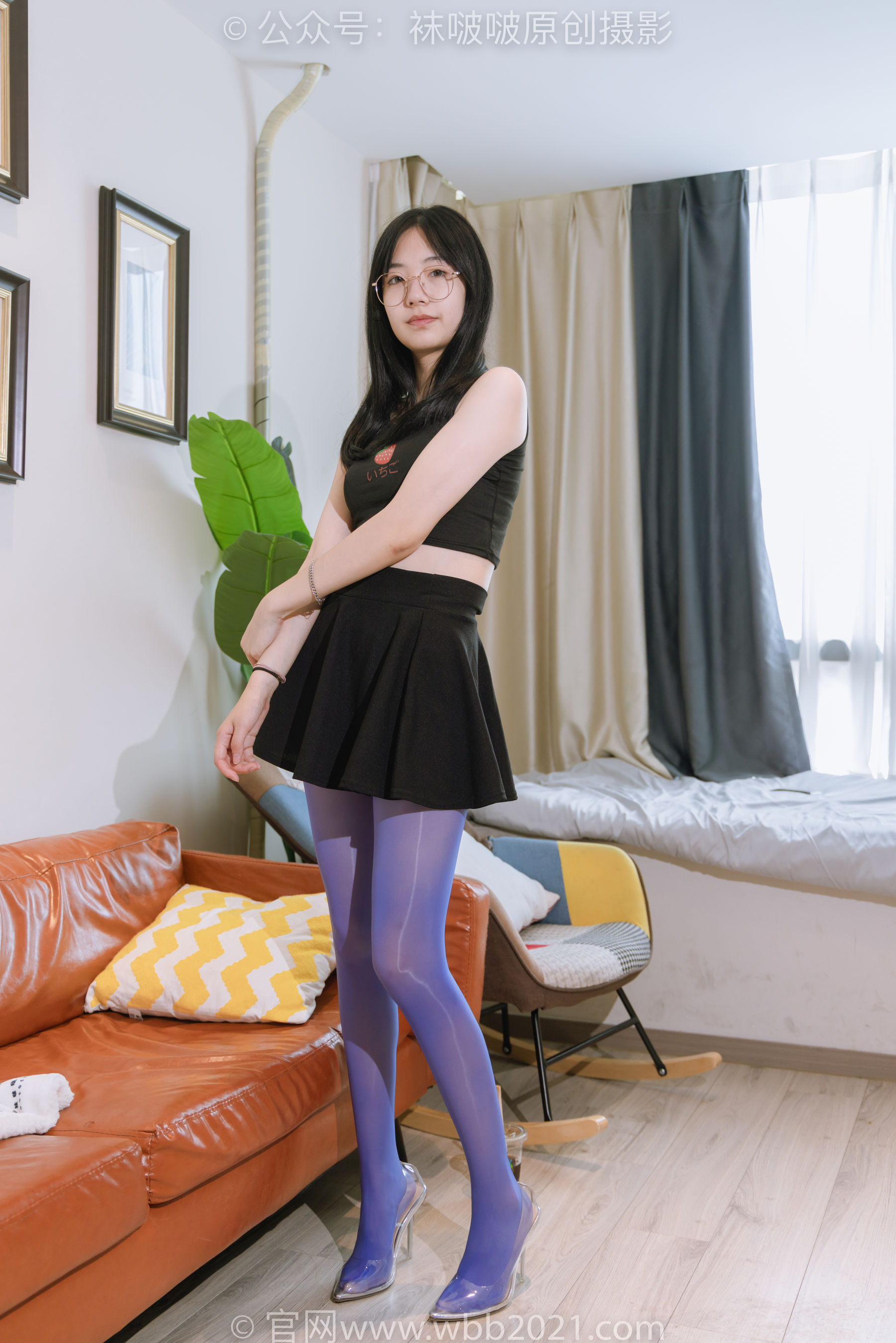 BoBoSocks袜啵啵 No.396 小甜豆 -两双高跟鞋、油亮黑丝、油亮蓝丝