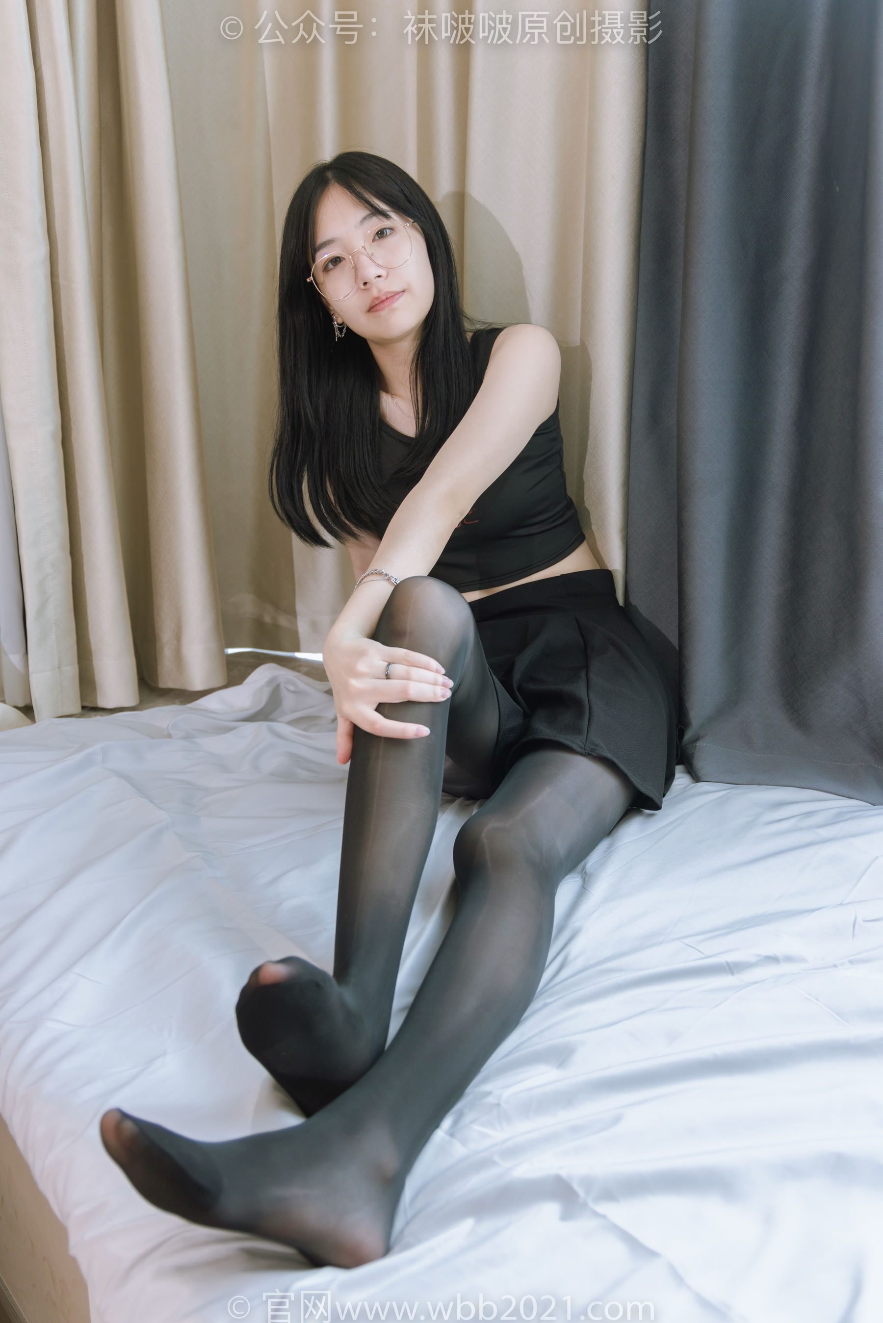 BoBoSocks袜啵啵 No.396 小甜豆 -两双高跟鞋、油亮黑丝、油亮蓝丝