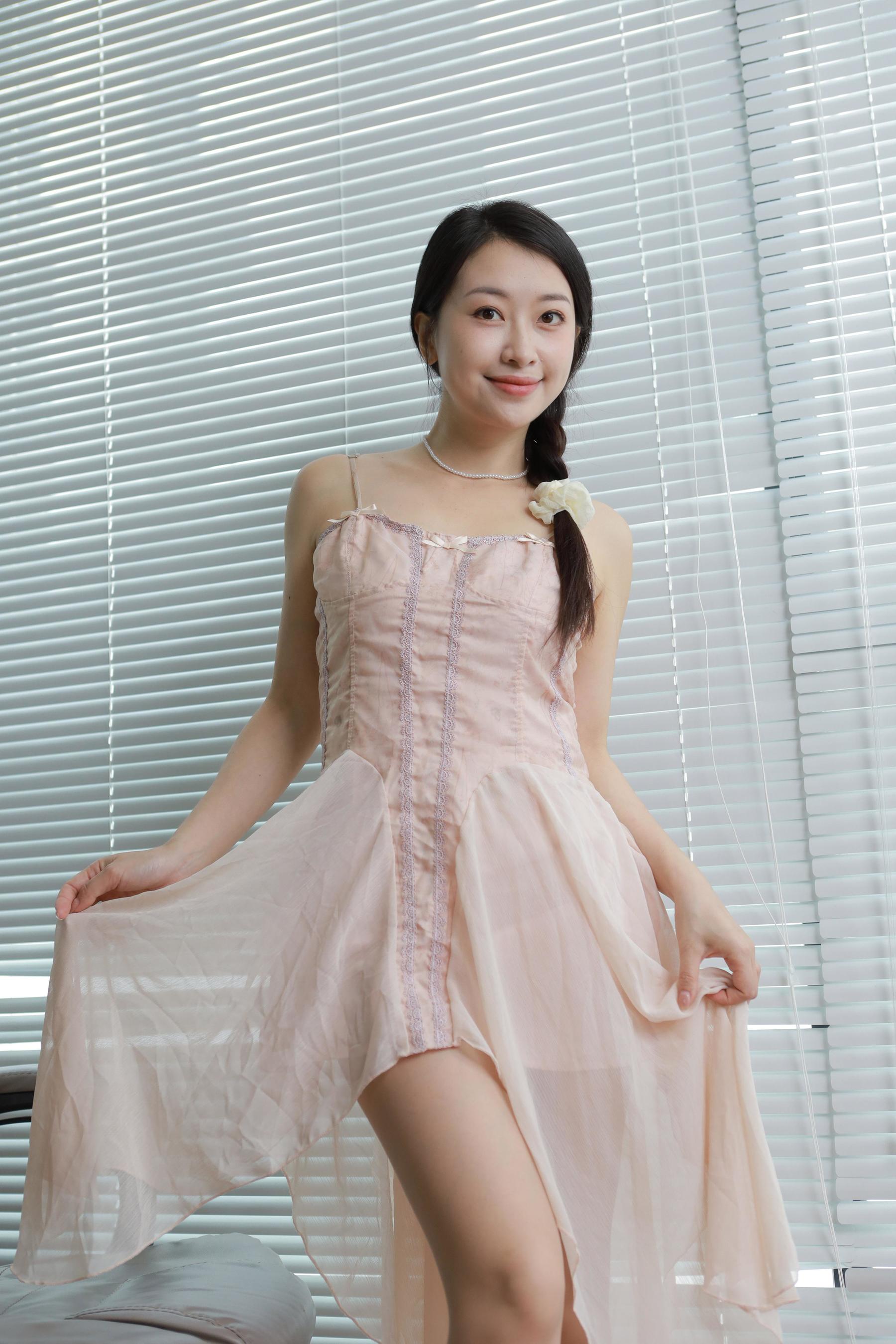 IESS异思趣向 - 模特： 小婕 《藕粉吊带裙》