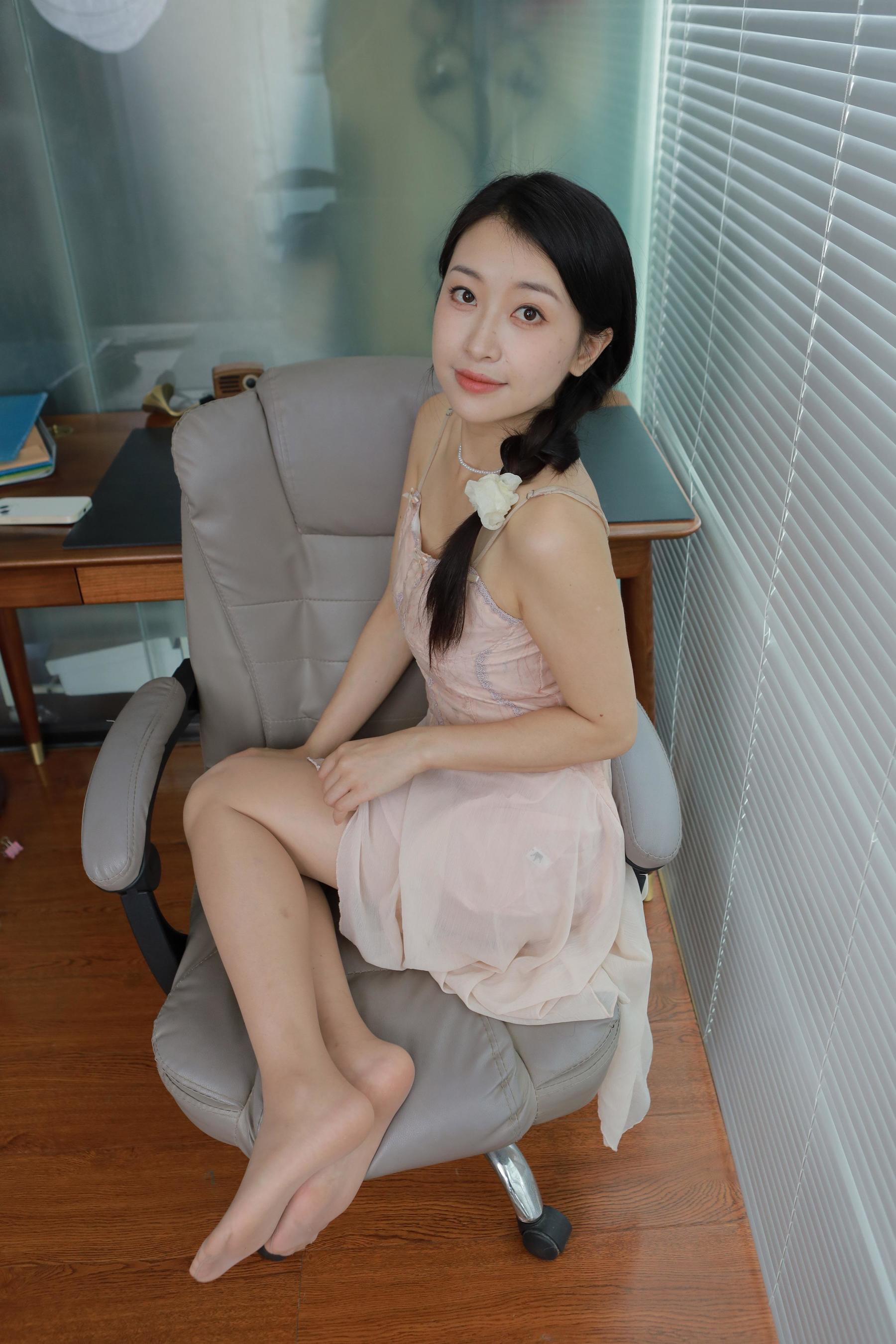 IESS异思趣向 - 模特： 小婕 《藕粉吊带裙》