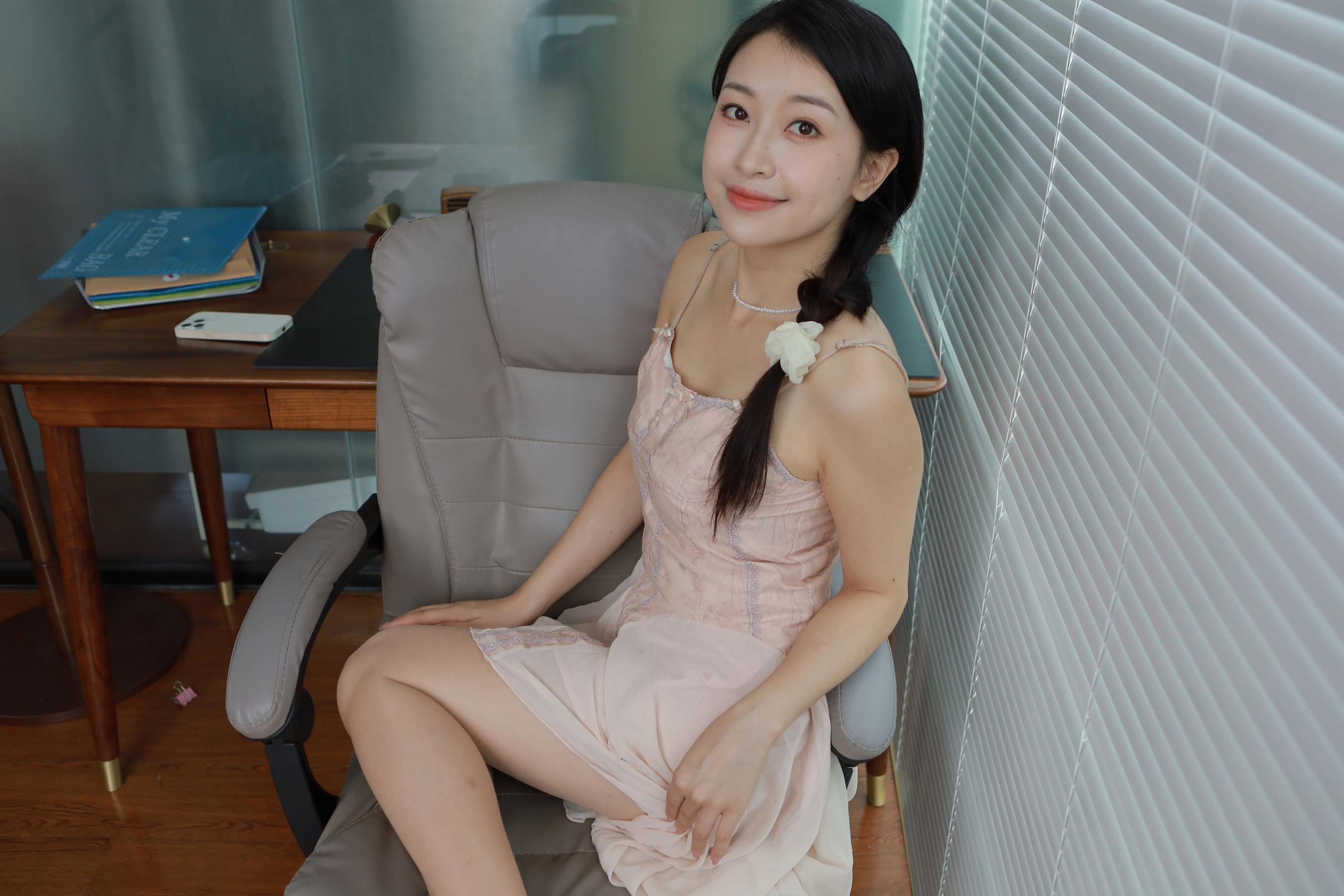 IESS异思趣向 - 模特： 小婕 《藕粉吊带裙》
