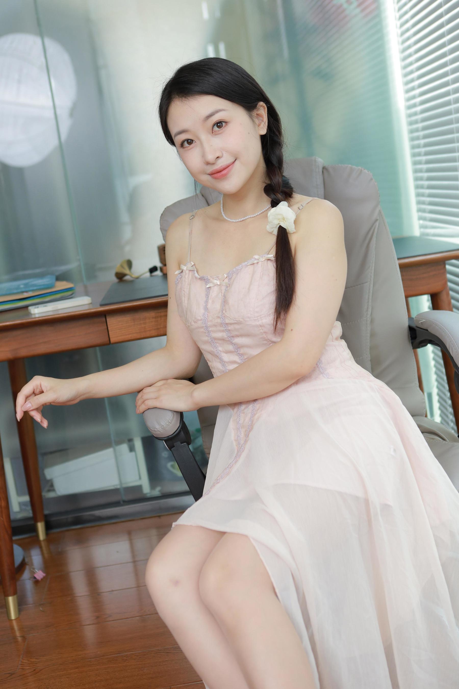 IESS异思趣向 - 模特： 小婕 《藕粉吊带裙》