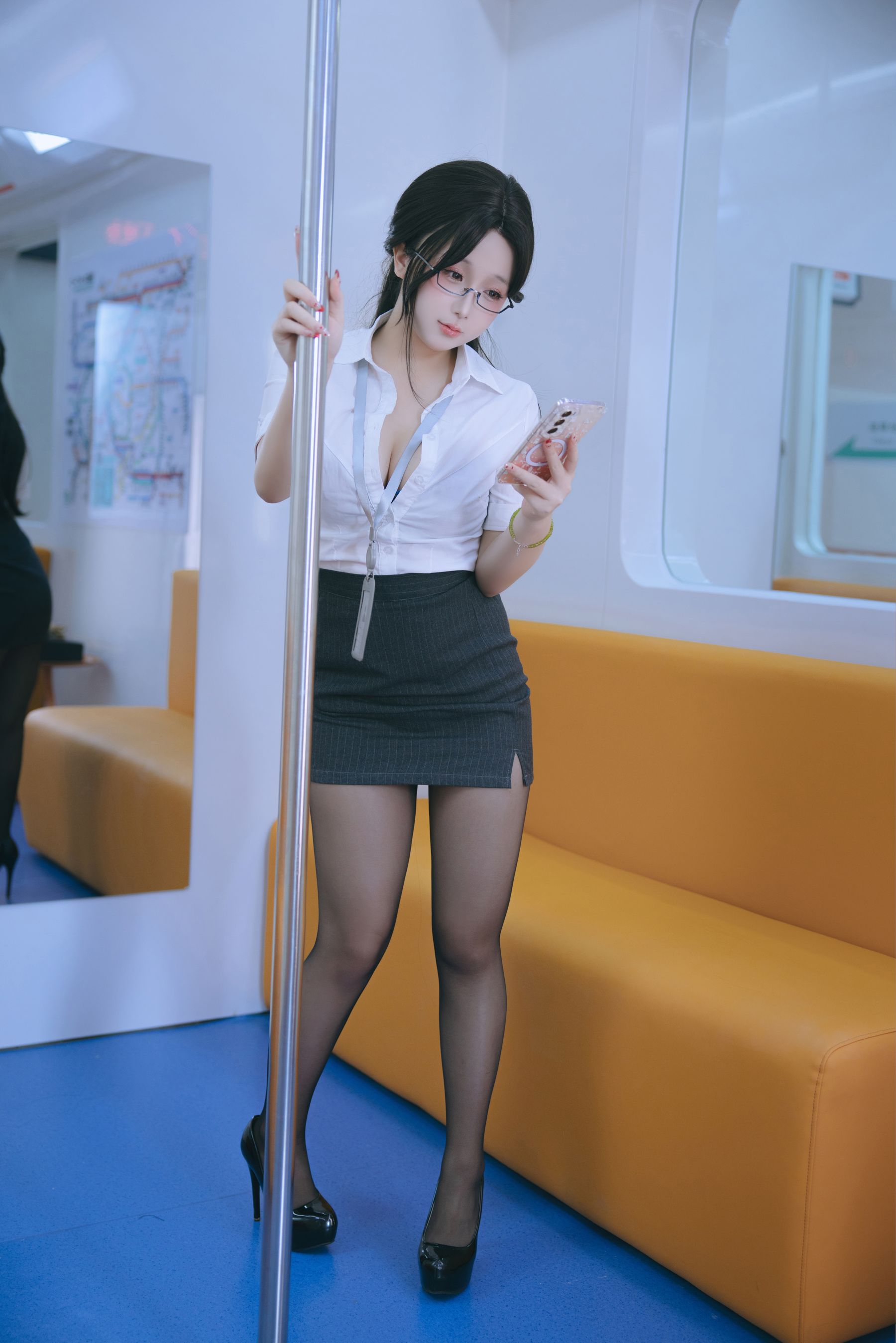 Cosplay日奈娇 - 地铁OL