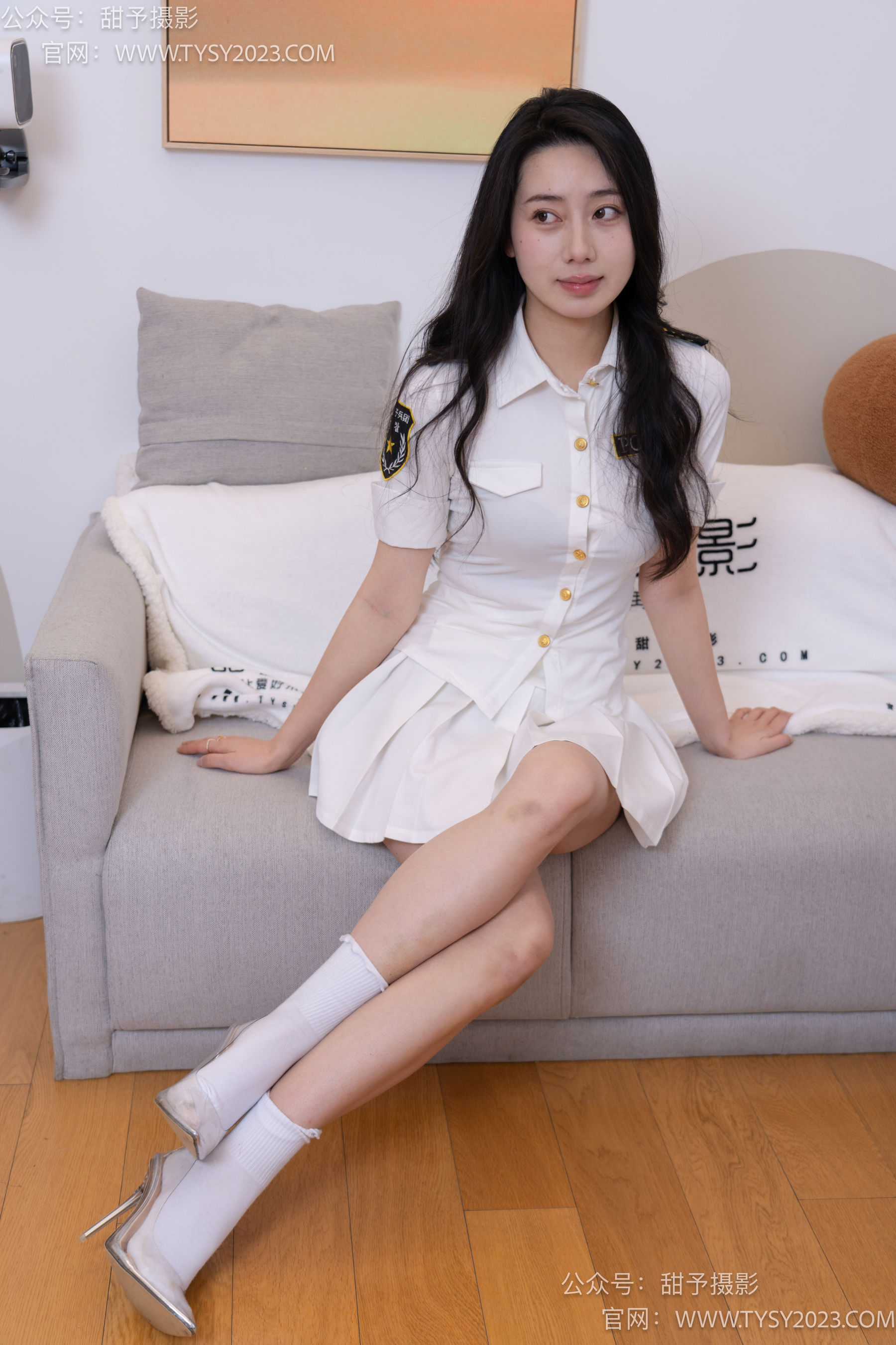 甜予摄影 No.057 鱼鱼 -制服、透明高跟鞋、自然穿脏白棉袜、裸足