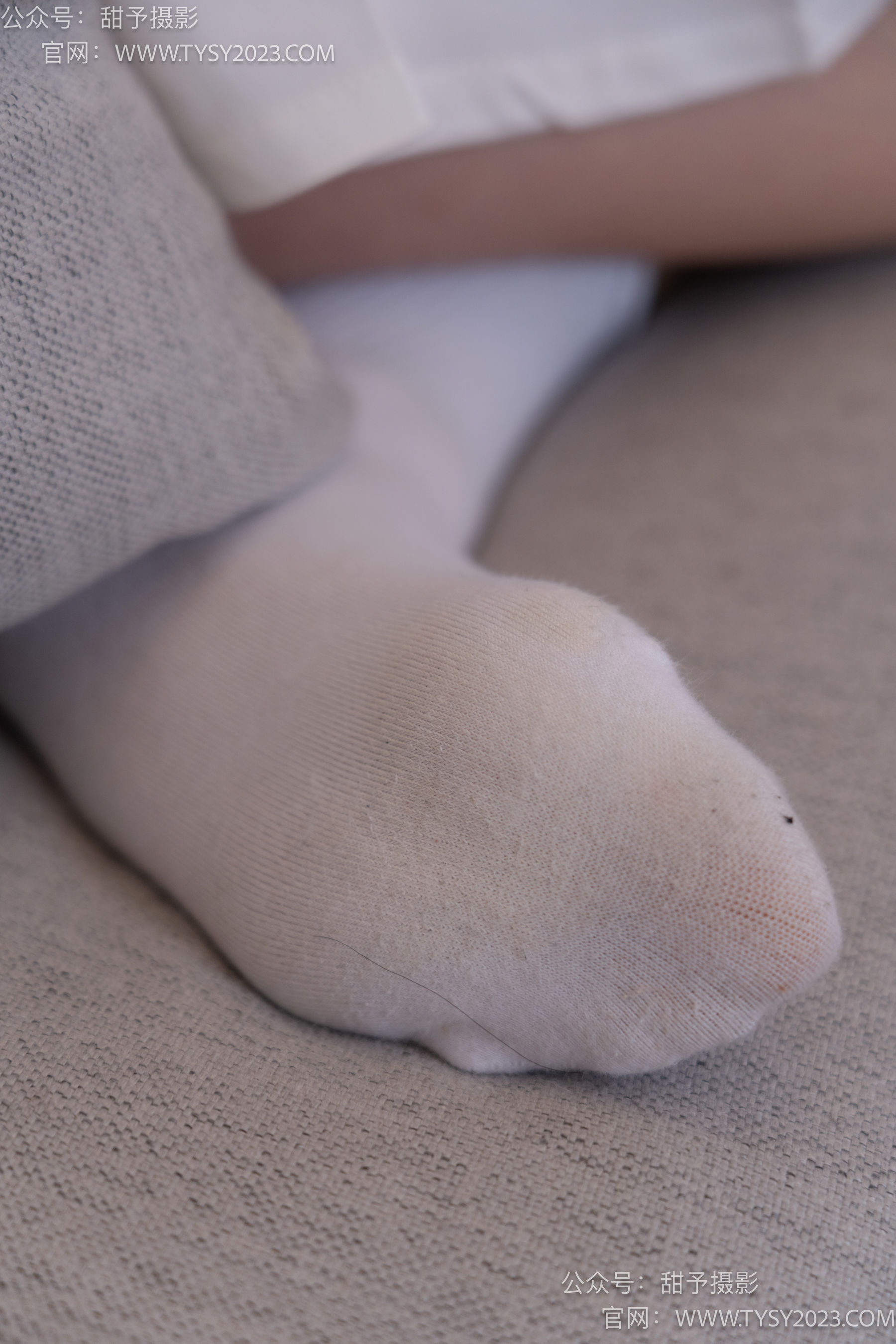 甜予摄影 No.057 鱼鱼 -制服、透明高跟鞋、自然穿脏白棉袜、裸足