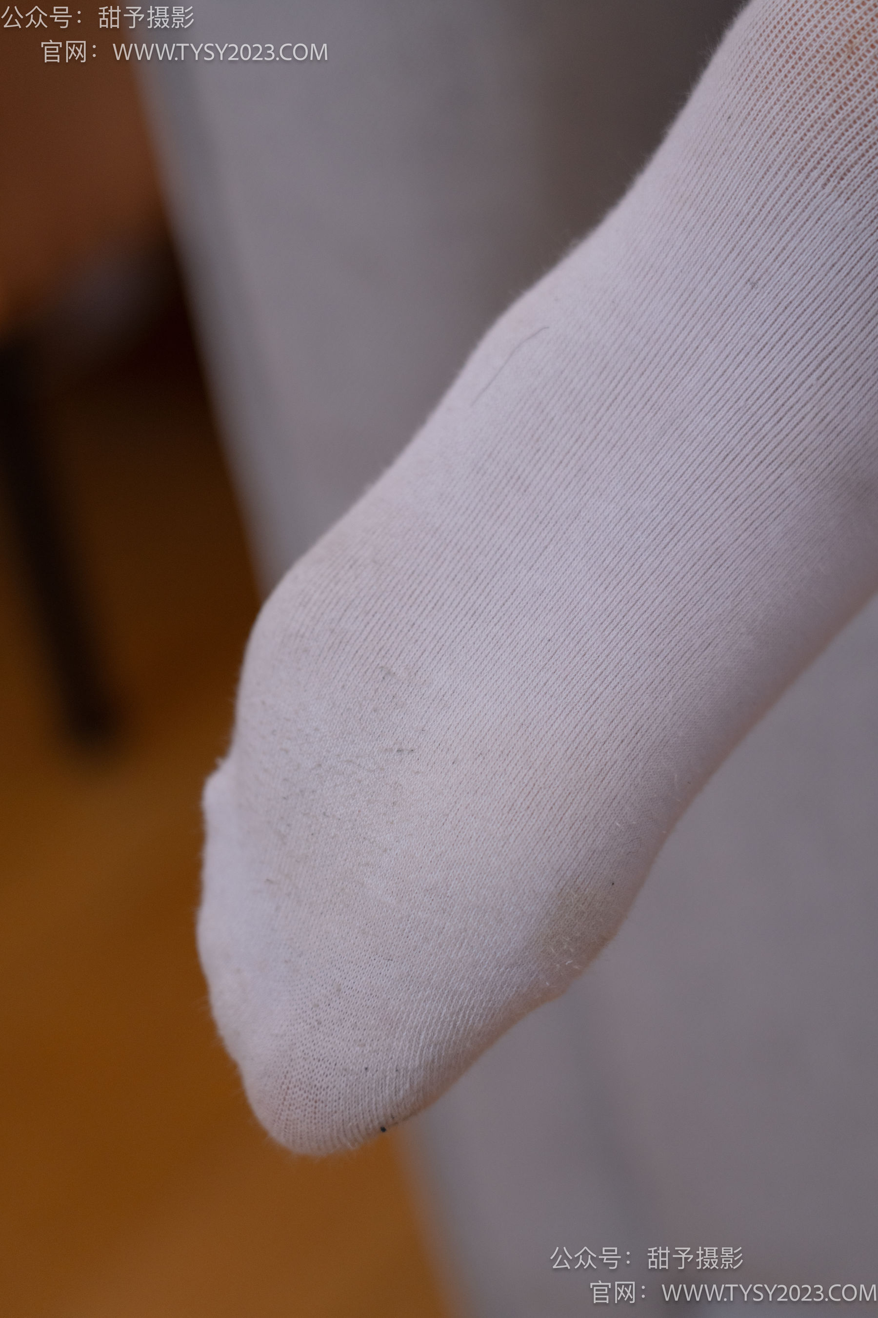 甜予摄影 No.057 鱼鱼 -制服、透明高跟鞋、自然穿脏白棉袜、裸足