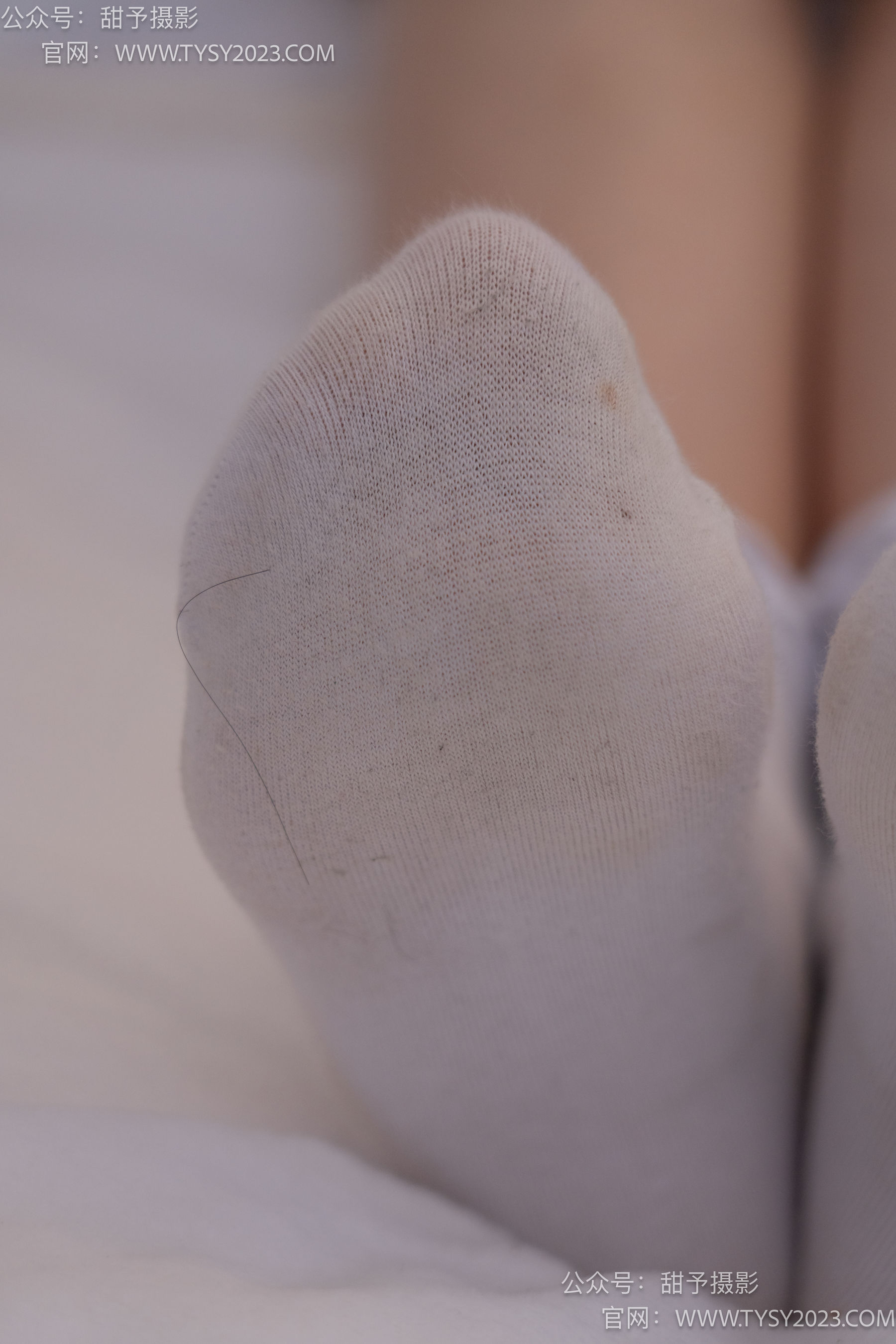 甜予摄影 No.057 鱼鱼 -制服、透明高跟鞋、自然穿脏白棉袜、裸足